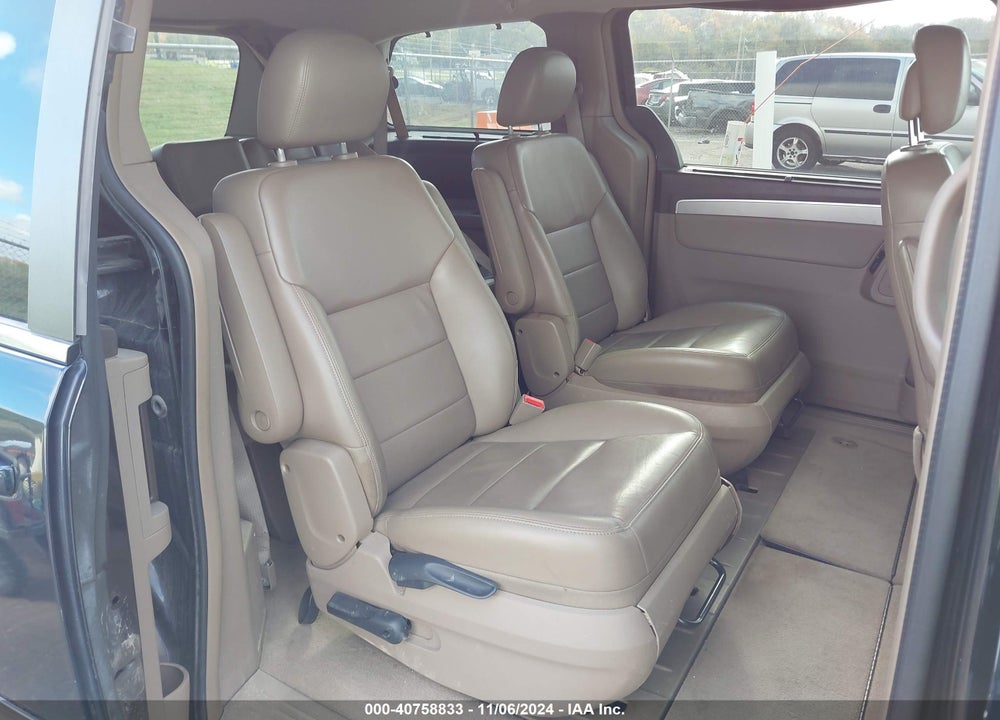 2011 VOLKSWAGEN ROUTAN SEL VIN: 2V4RW5DG9BR658389