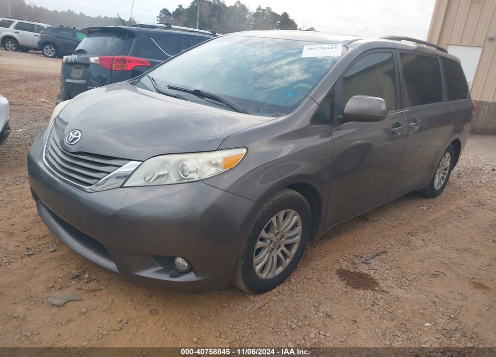 2013 TOYOTA SIENNA XLE V6 8 PASSENGER VIN: 5TDYK3DC2DS376415