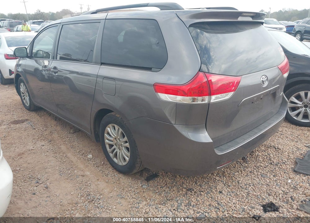 2013 TOYOTA SIENNA XLE V6 8 PASSENGER VIN: 5TDYK3DC2DS376415