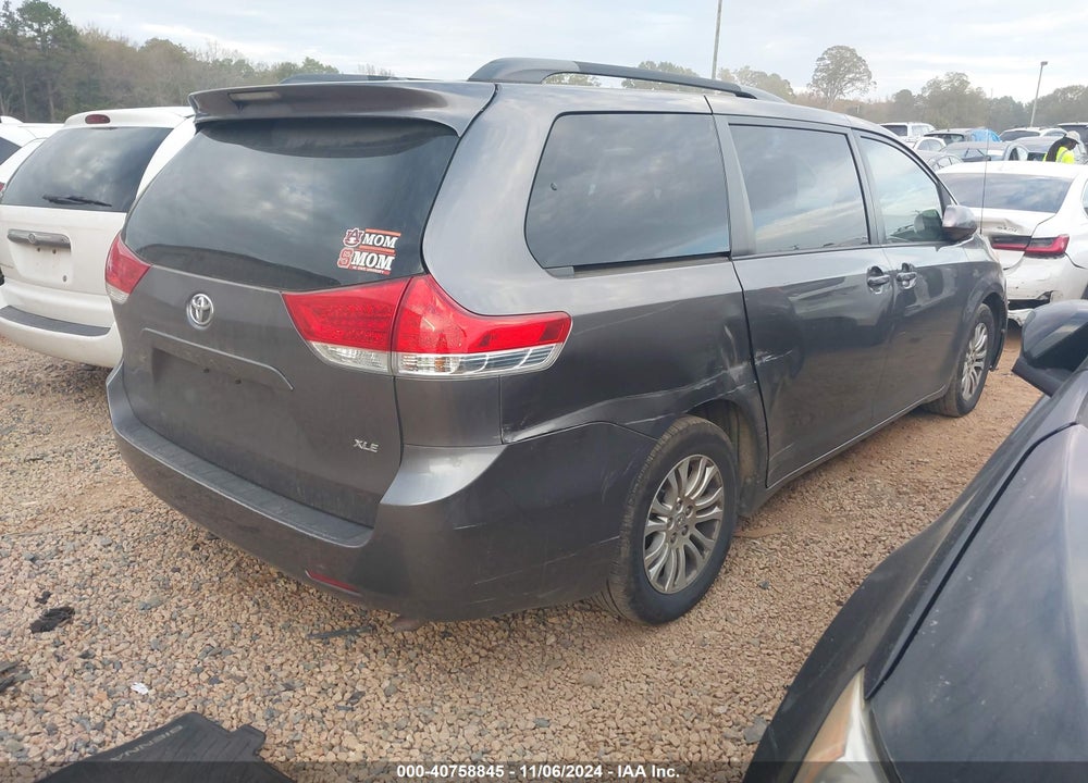 2013 TOYOTA SIENNA XLE V6 8 PASSENGER VIN: 5TDYK3DC2DS376415