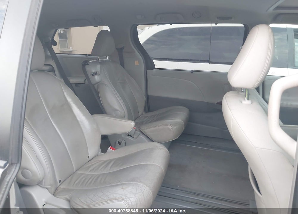 2013 TOYOTA SIENNA XLE V6 8 PASSENGER VIN: 5TDYK3DC2DS376415
