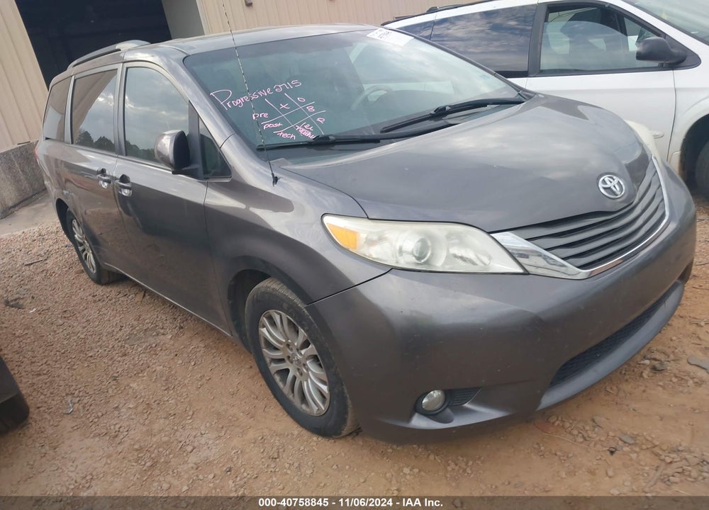 2013 TOYOTA SIENNA XLE V6 8 PASSENGER VIN: 5TDYK3DC2DS376415