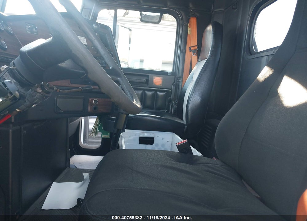 2000 FREIGHTLINER CONVENTIONAL FLD112 VIN: 1FUW3MDA4YPF77589