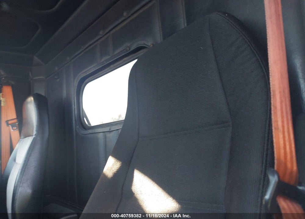 2000 FREIGHTLINER CONVENTIONAL FLD112 VIN: 1FUW3MDA4YPF77589