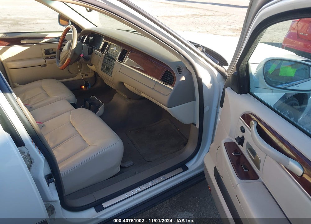 2004 LINCOLN TOWN CAR ULTIMATE VIN: 1LNHM83W84Y651109