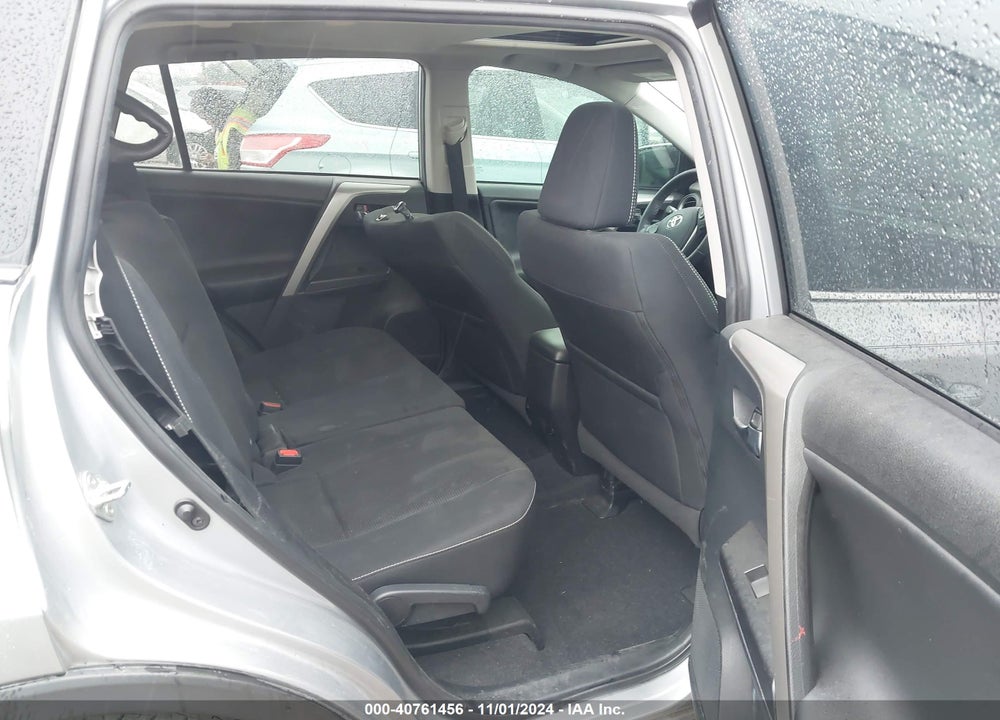 2018 TOYOTA RAV4 ADVENTURE/XLE VIN: 2T3RFREV7JW731178