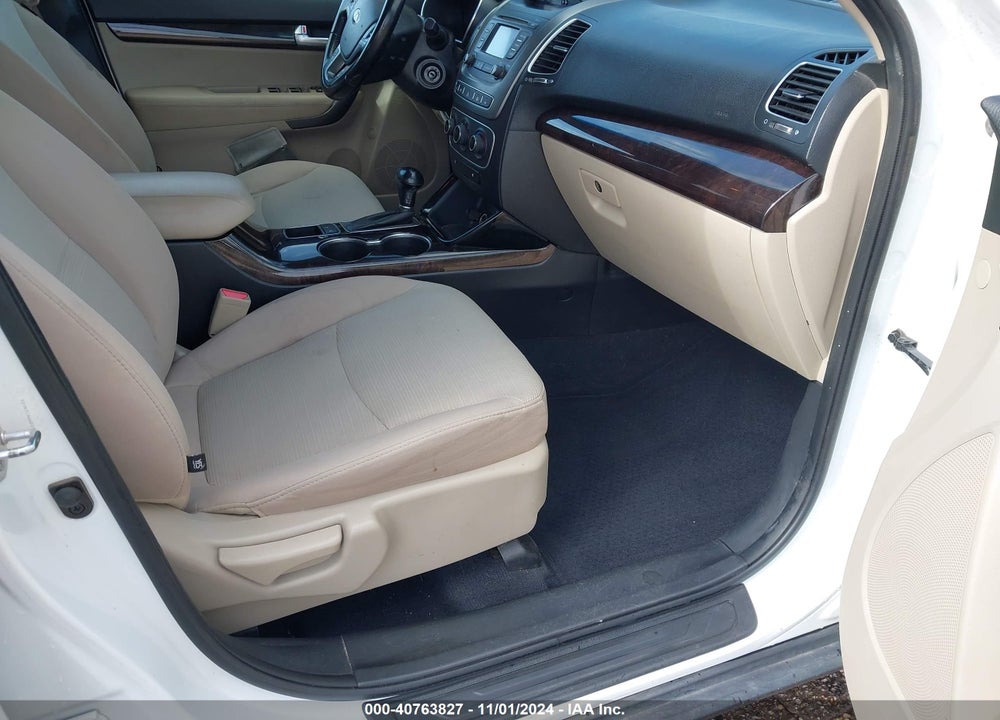 2014 KIA SORENTO LX VIN: 5XYKTCA66EG451102