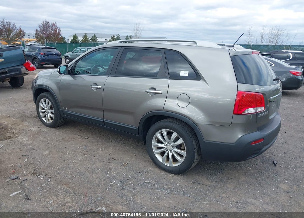 2011 KIA SORENTO LX V6 VIN: 5XYKTDA25BG123071