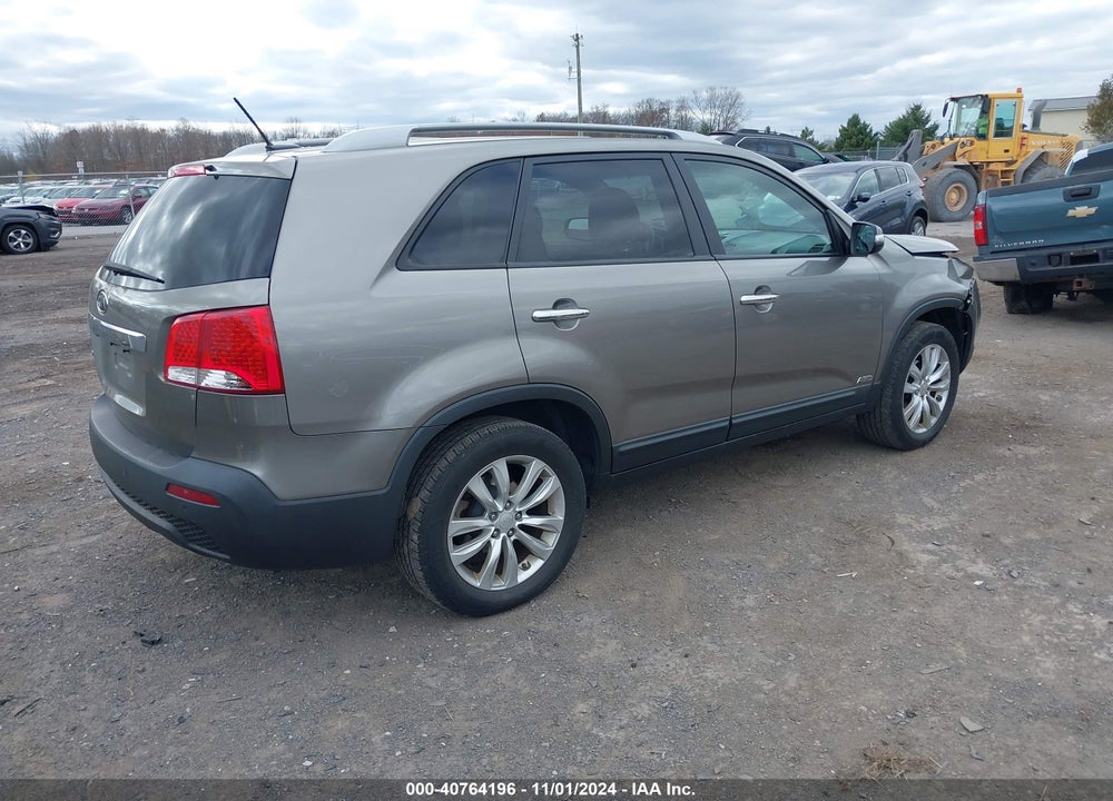 2011 KIA SORENTO LX V6 VIN: 5XYKTDA25BG123071