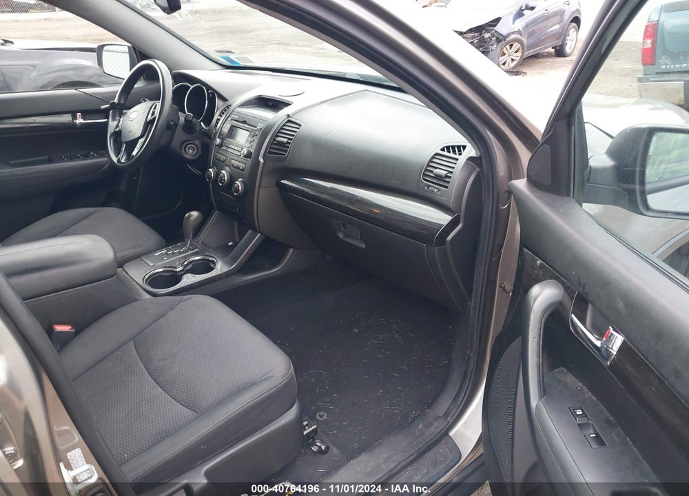 2011 KIA SORENTO LX V6 VIN: 5XYKTDA25BG123071