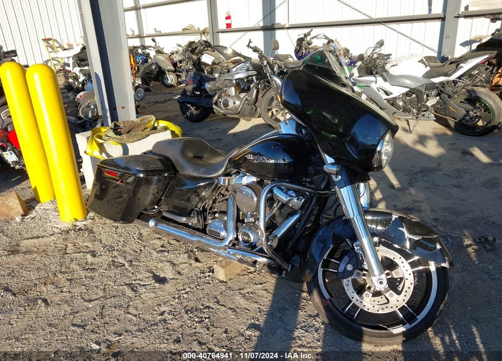 2017 HARLEY-DAVIDSON FLHXS STREET GLIDE SPECIAL VIN: 1HD1KRC1XHB679913