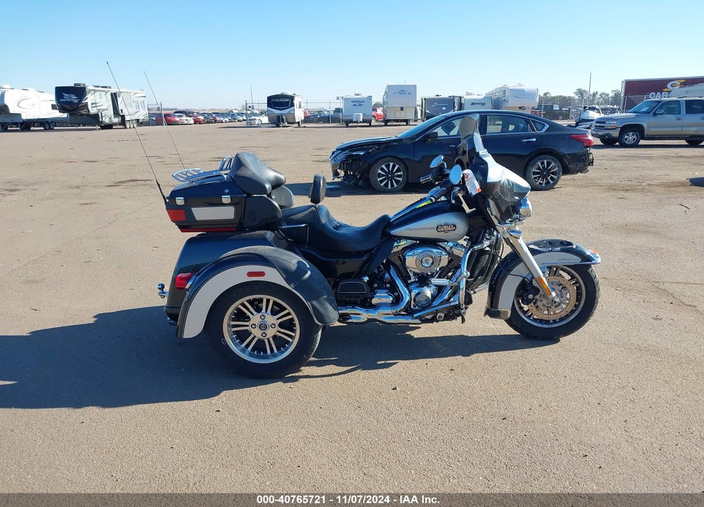 2013 HARLEY-DAVIDSON FLHTCUTG TRI GLIDE ULTRA CLASSIC VIN: 1HD1MAM18DB850291