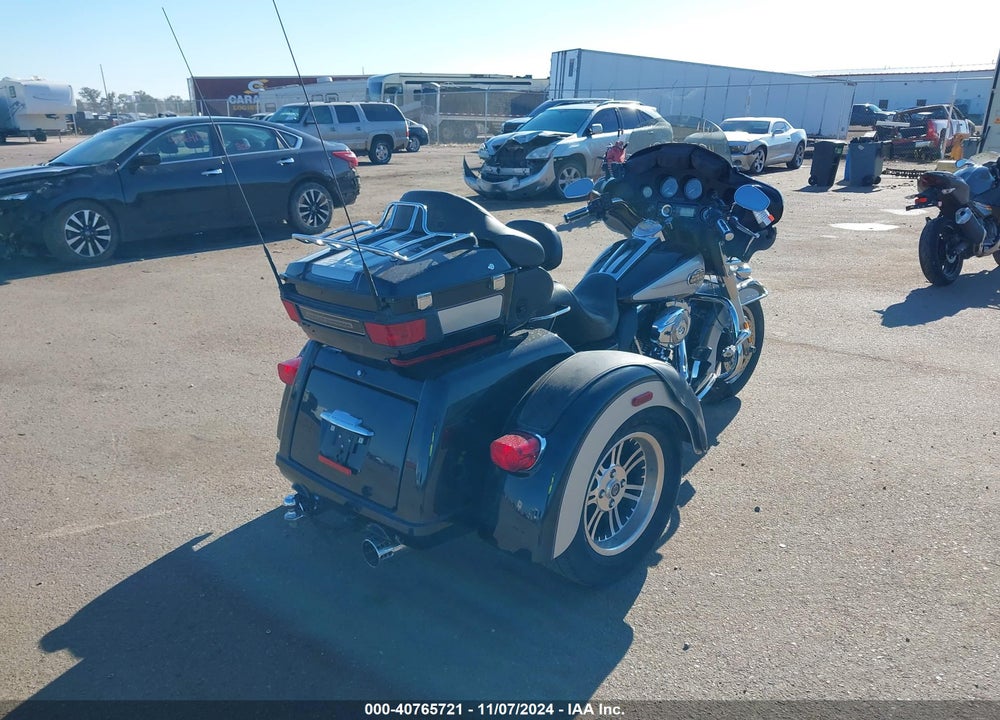 2013 HARLEY-DAVIDSON FLHTCUTG TRI GLIDE ULTRA CLASSIC VIN: 1HD1MAM18DB850291