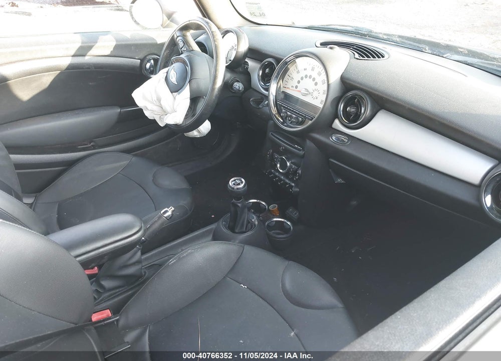 2013 MINI HARDTOP COOPER VIN: WMWSU3C51DT372373