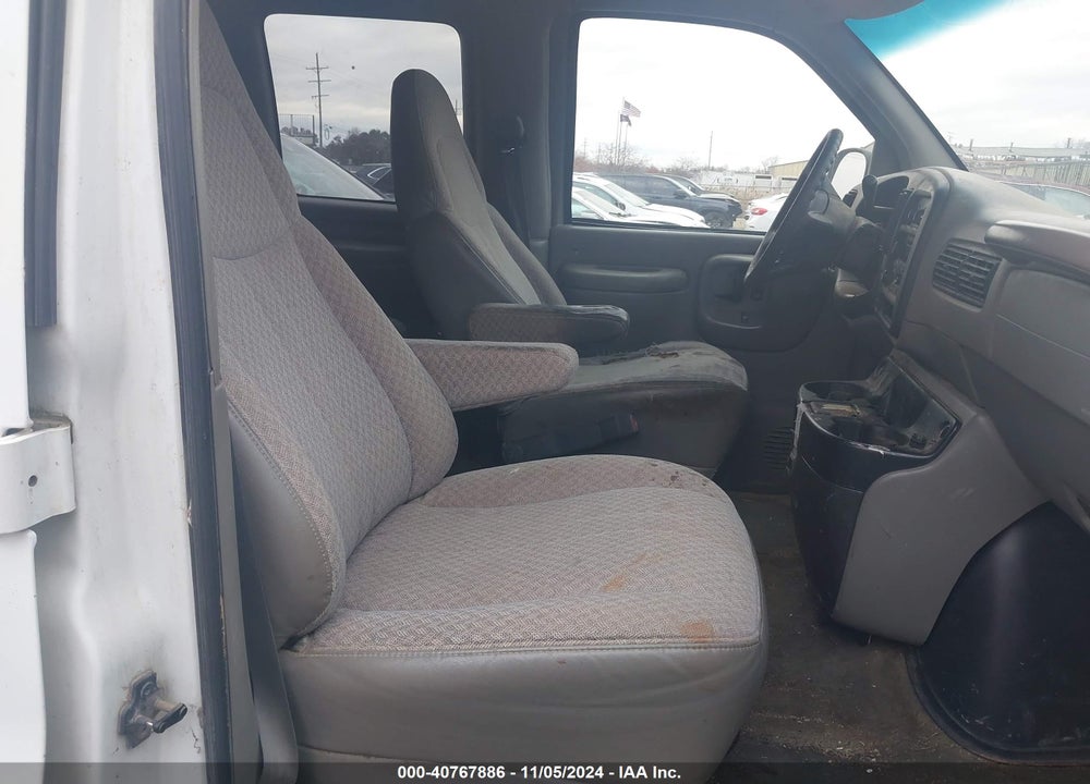 2001 CHEVROLET EXPRESS VIN: 1GNFG15R211101935