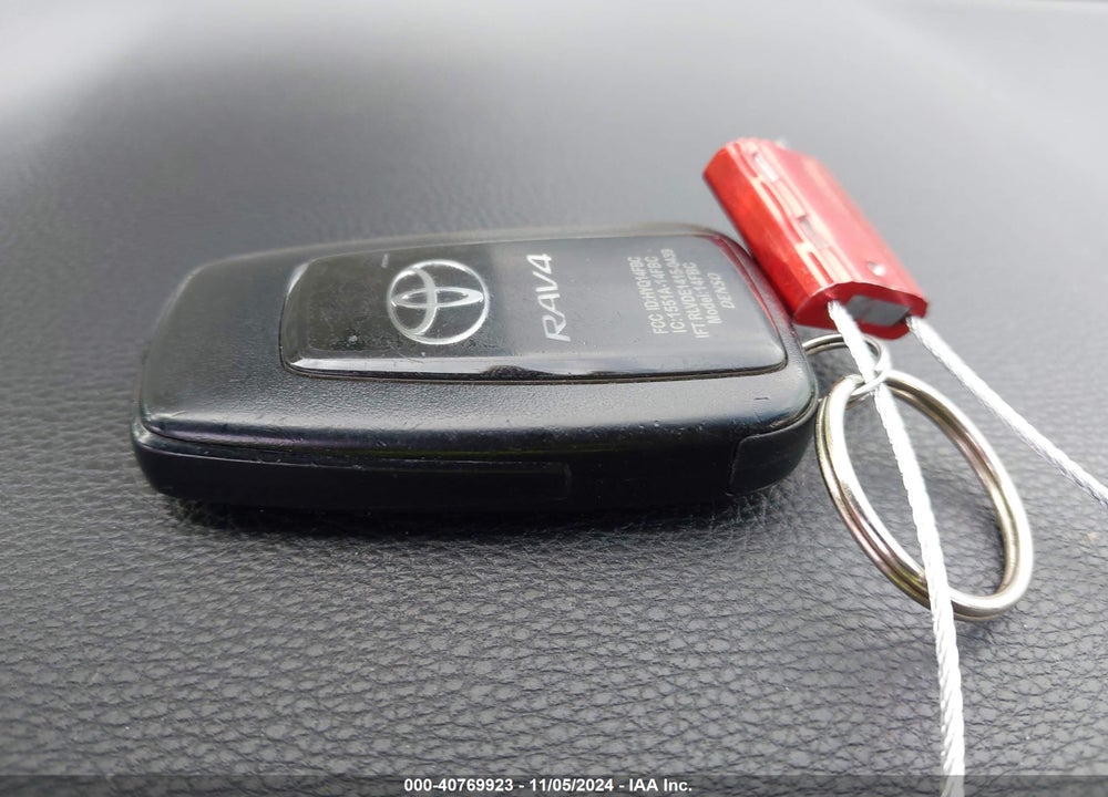 2019 TOYOTA RAV4 XLE VIN: JTMP1RFV9KD501676