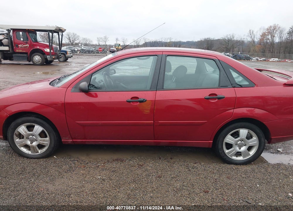 2005 FORD FOCUS ZX4 VIN: 1FAFP34N05W271843