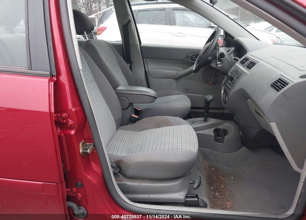 2005 FORD FOCUS ZX4 VIN: 1FAFP34N05W271843
