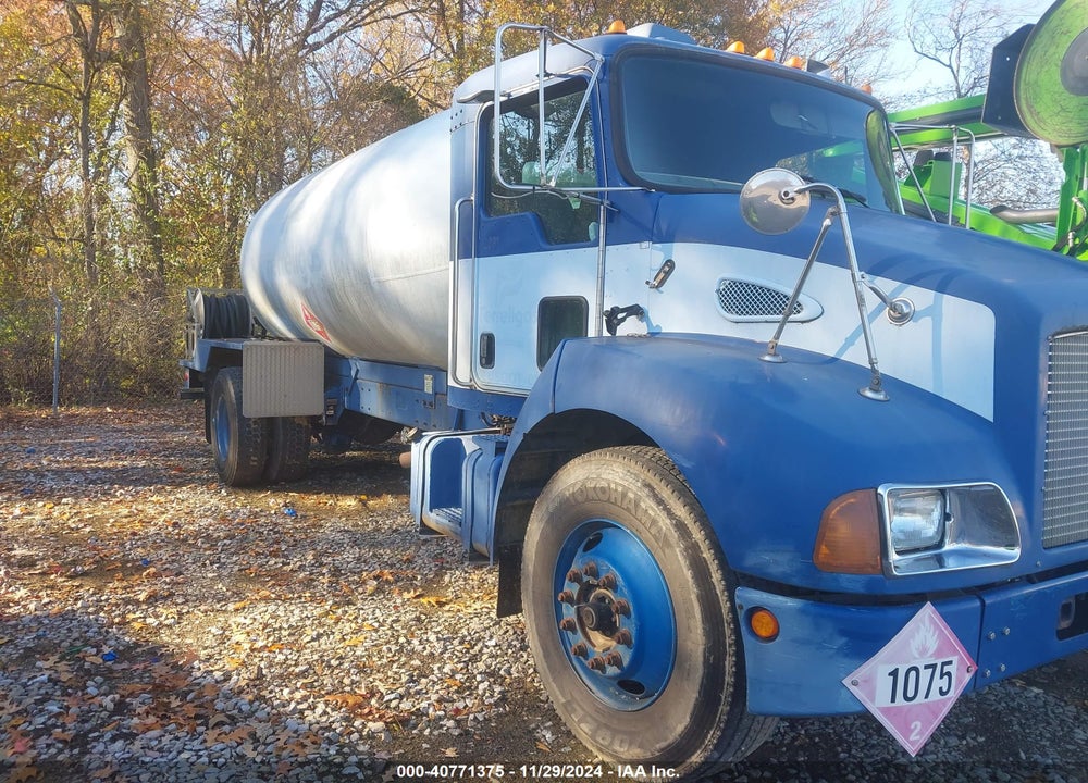 2004 KENWORTH CONSTRUCTION T300 VIN: 2NKMHD7X94M050049