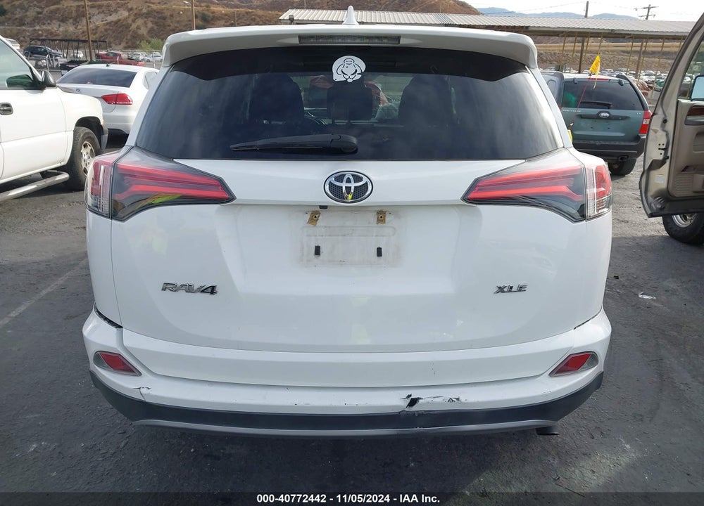 2018 TOYOTA RAV4 XLE VIN: 2T3WFREVXJW471054