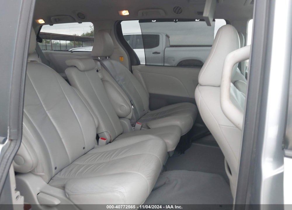 2011 TOYOTA SIENNA XLE V6 VIN: 5TDYK3DC8BS101967