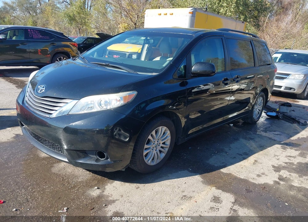 2013 TOYOTA SIENNA XLE V6 8 PASSENGER VIN: 5TDYK3DC4DS327359