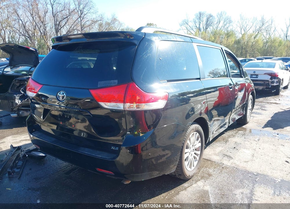 2013 TOYOTA SIENNA XLE V6 8 PASSENGER VIN: 5TDYK3DC4DS327359