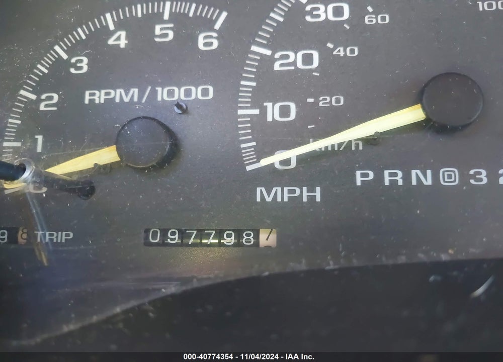 1999 CHEVROLET SUBURBAN 1500 LT VIN: 3GNEC16R1XG159292