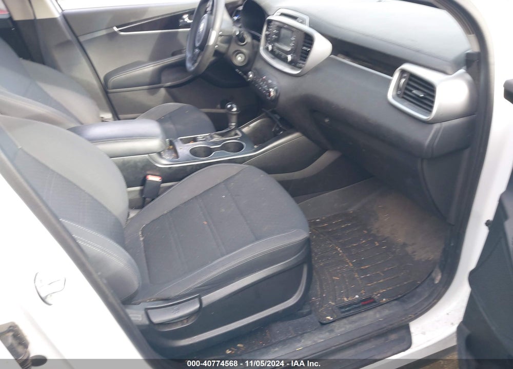 2017 KIA SORENTO LX V6 VIN: 5XYPGDA52HG315321