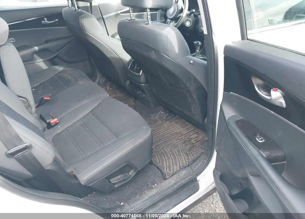 2017 KIA SORENTO LX V6 VIN: 5XYPGDA52HG315321