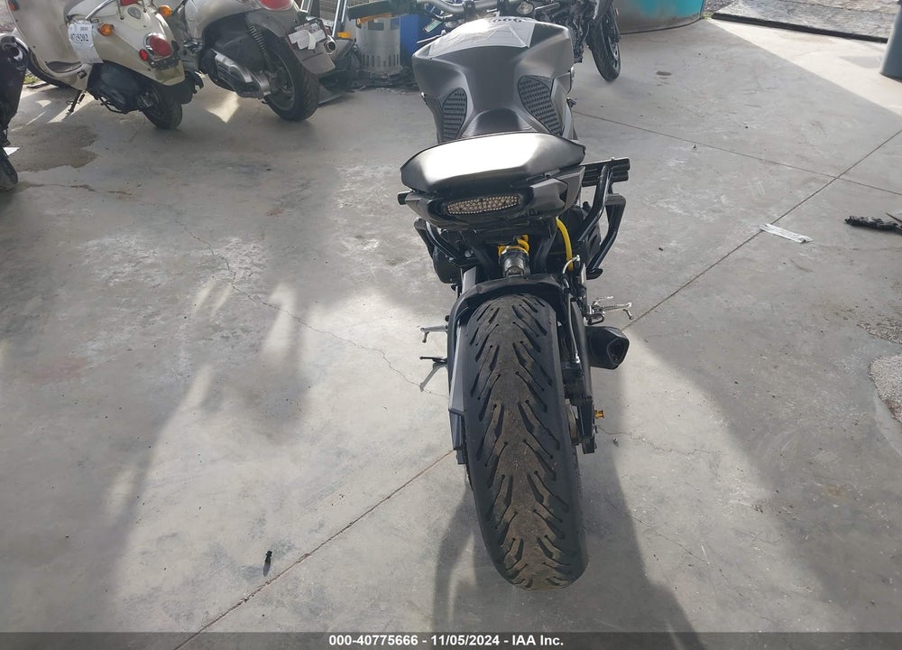 2015 YAMAHA FZ09 VIN: JYARN33E1FA007944
