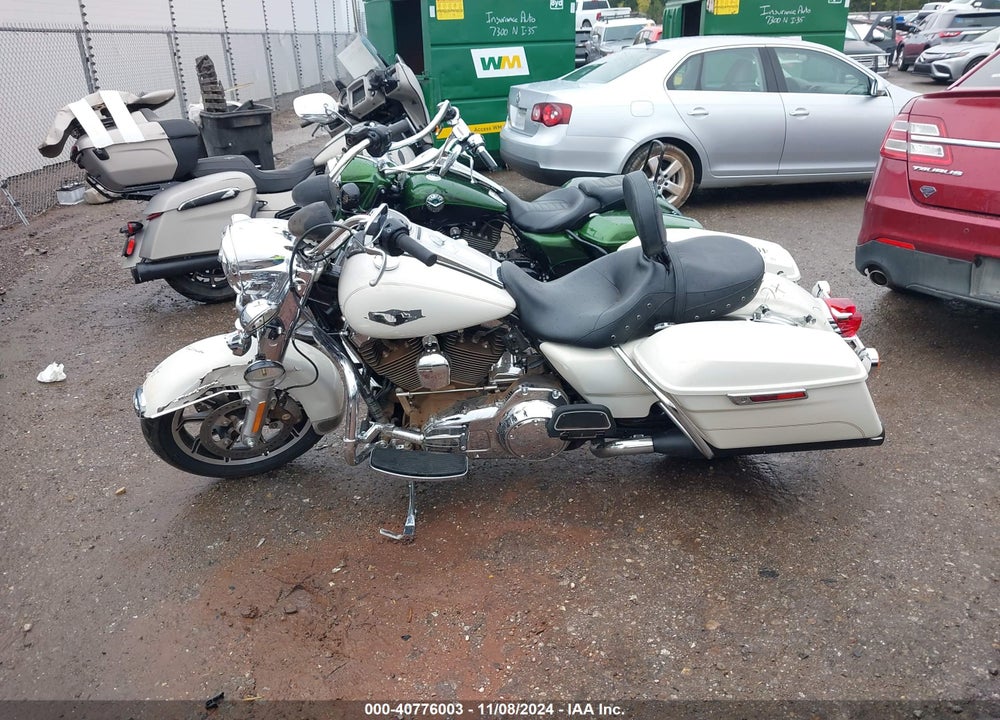 2015 HARLEY-DAVIDSON FLHR ROAD KING VIN: 1HD1FBM10FB641517