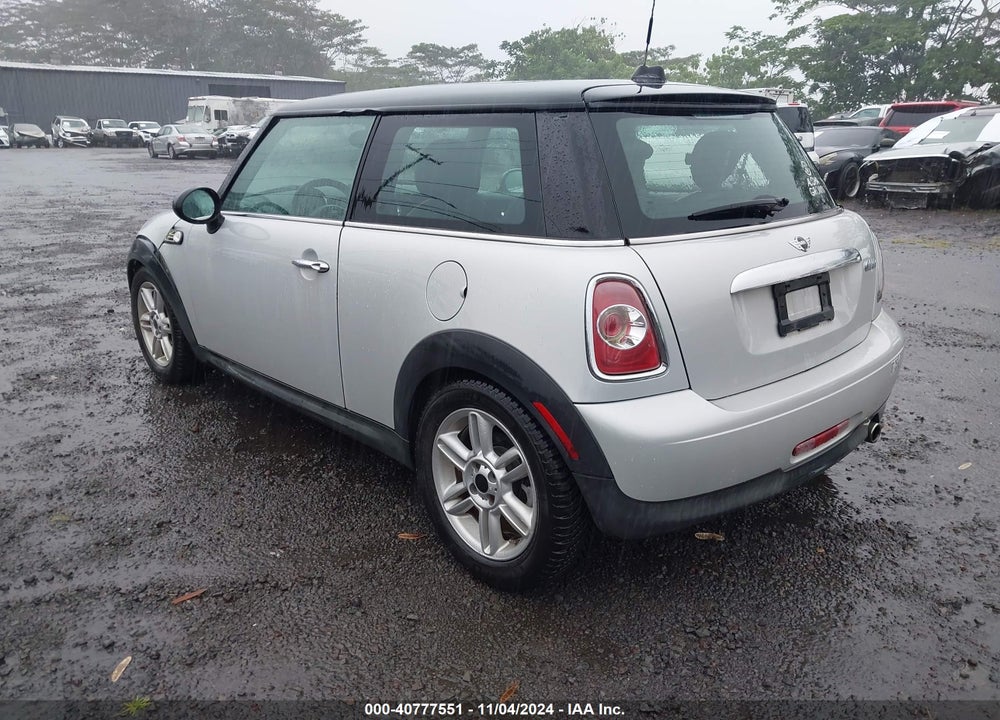 2011 MINI COOPER VIN: WMWSU3C50BT095180