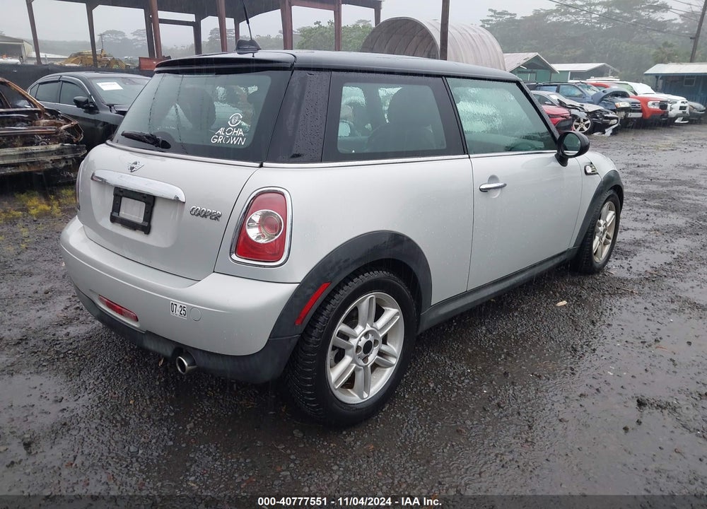 2011 MINI COOPER VIN: WMWSU3C50BT095180