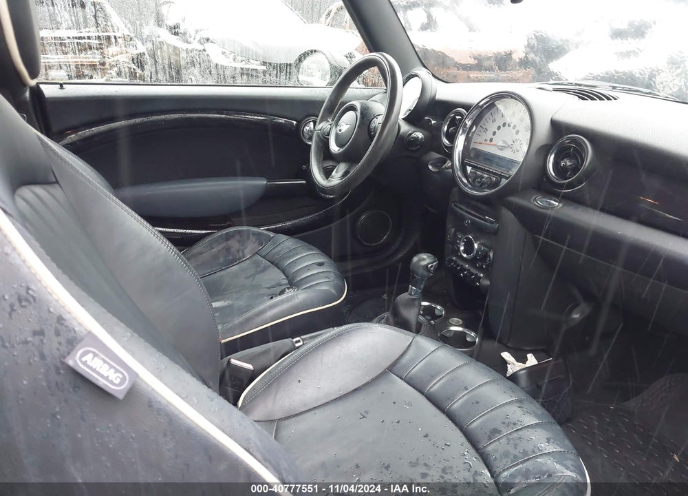 2011 MINI COOPER VIN: WMWSU3C50BT095180
