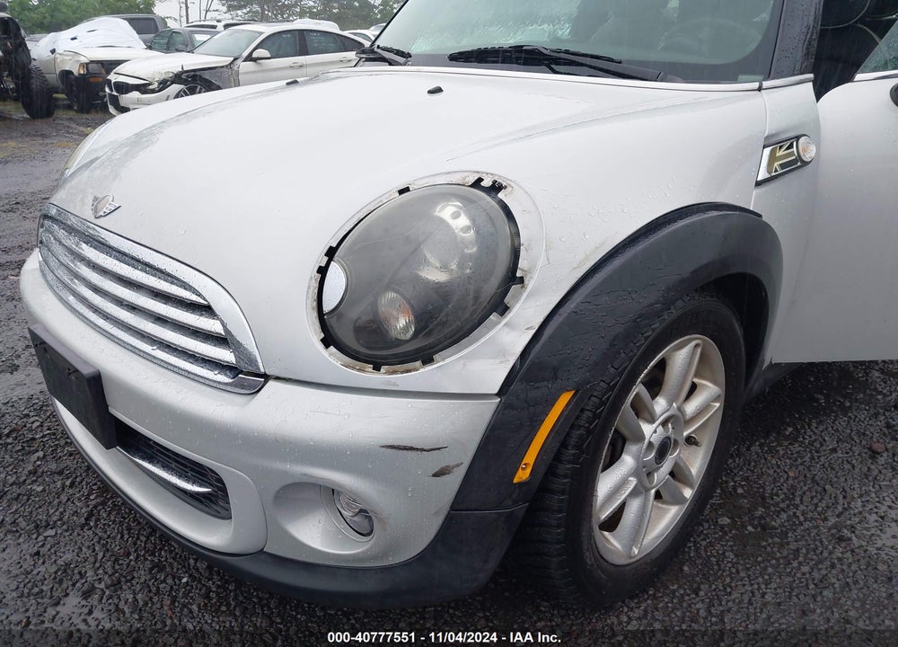 2011 MINI COOPER VIN: WMWSU3C50BT095180