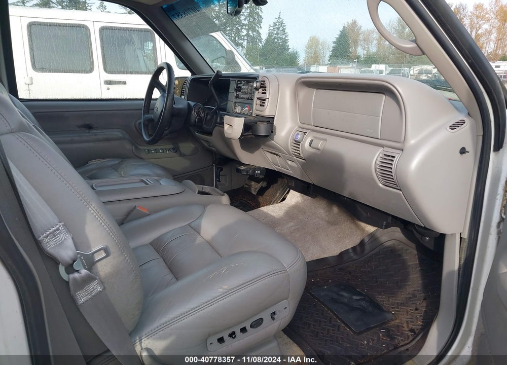1999 CHEVROLET SUBURBAN 1500 LT VIN: 3GNFK16R6XG175981