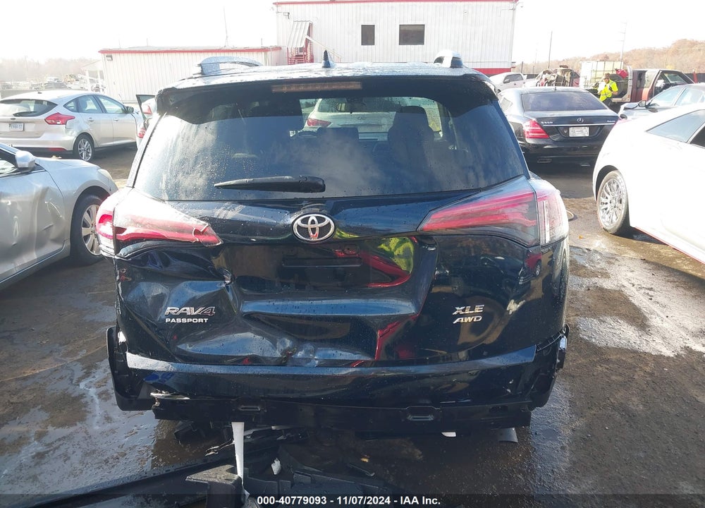 2018 TOYOTA RAV4 ADVENTURE/XLE VIN: JTMRFREVXJJ735272