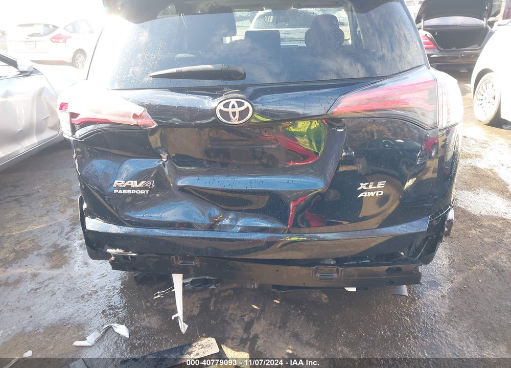2018 TOYOTA RAV4 ADVENTURE/XLE VIN: JTMRFREVXJJ735272
