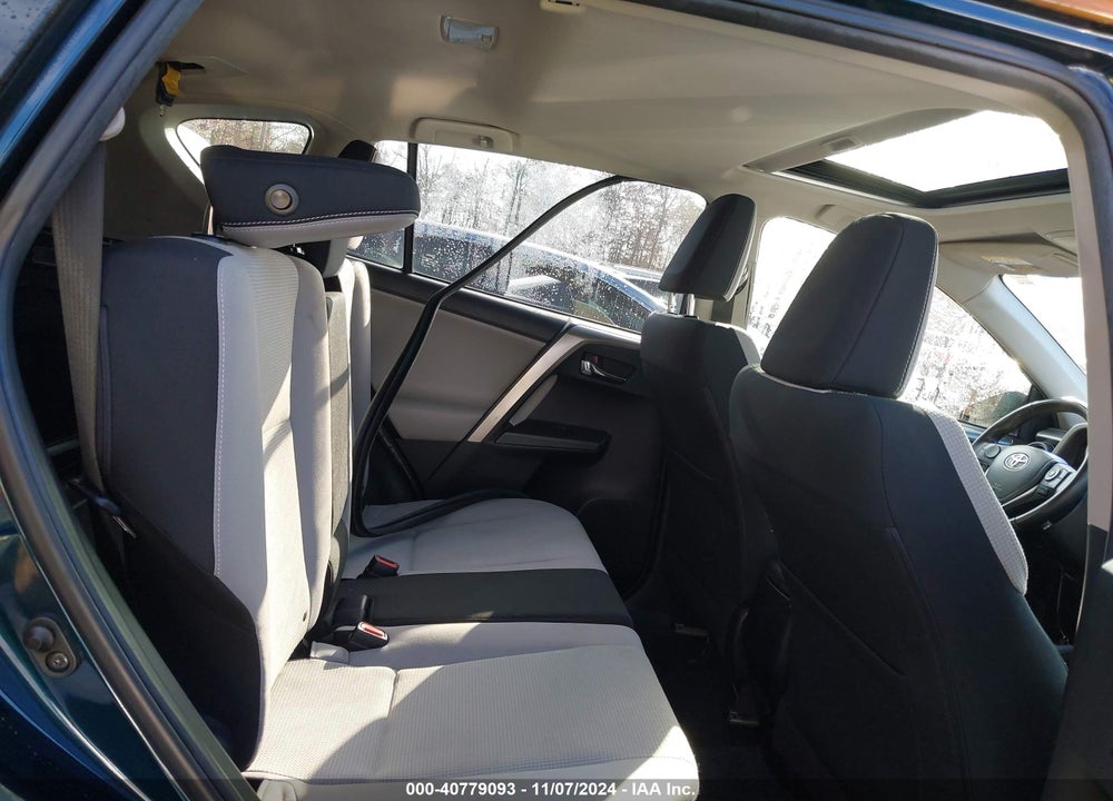 2018 TOYOTA RAV4 ADVENTURE/XLE VIN: JTMRFREVXJJ735272