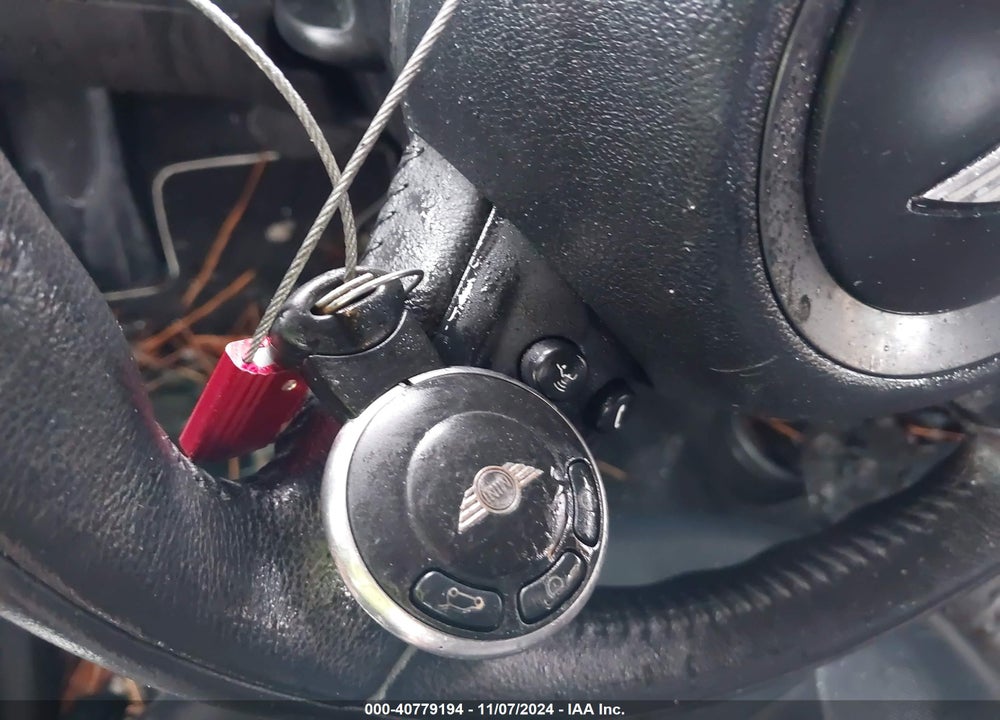 2011 MINI COOPER VIN: WMWSU3C58BT096450
