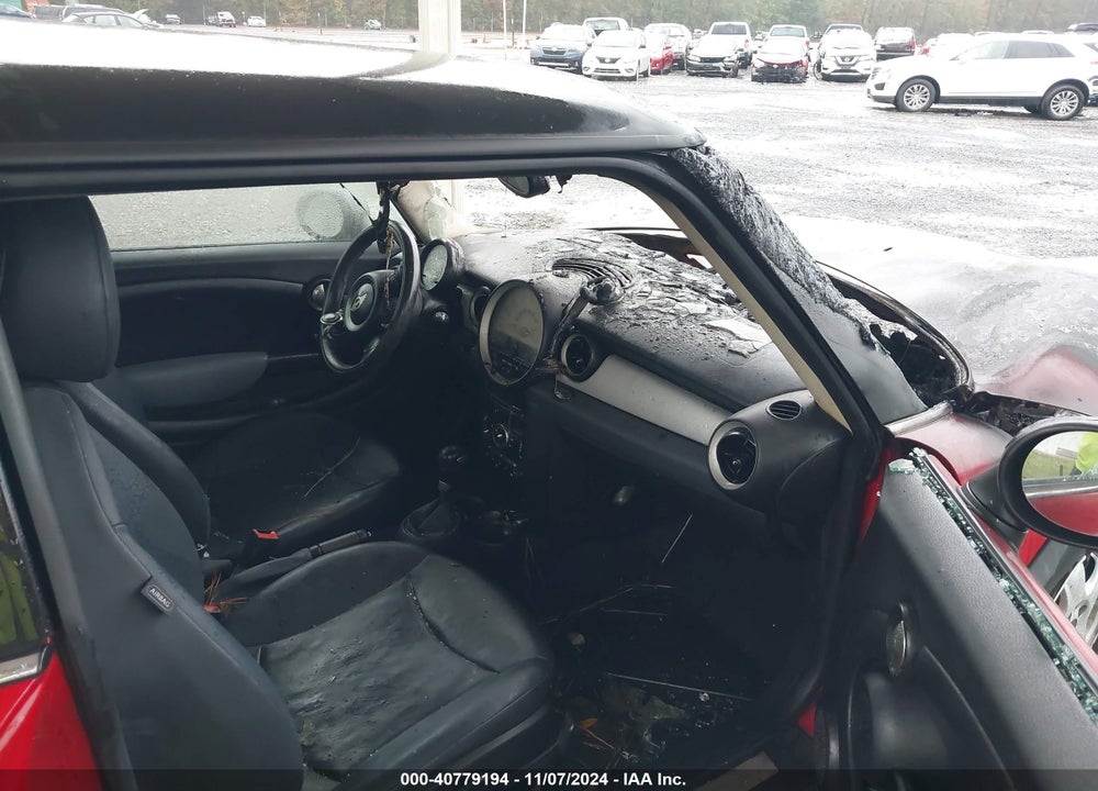 2011 MINI COOPER VIN: WMWSU3C58BT096450