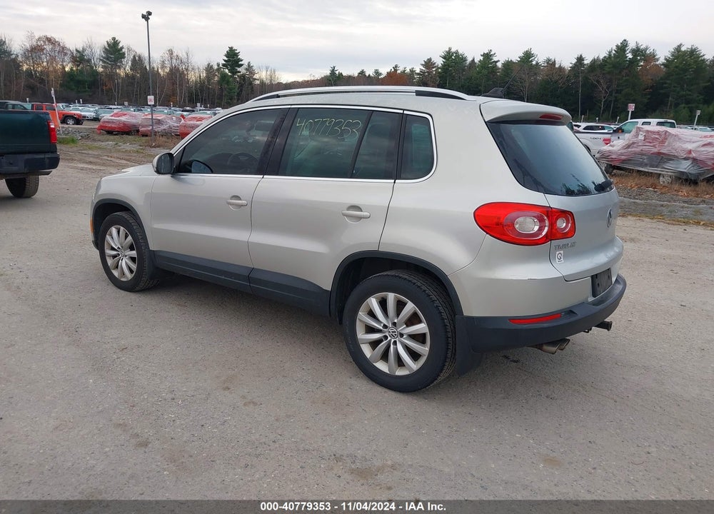 2011 VOLKSWAGEN TIGUAN SE VIN: WVGBV7AX5BW552927