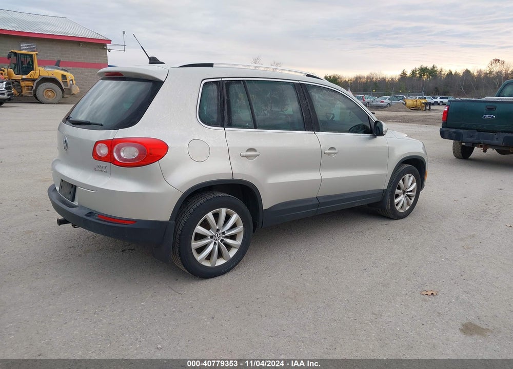 2011 VOLKSWAGEN TIGUAN SE VIN: WVGBV7AX5BW552927