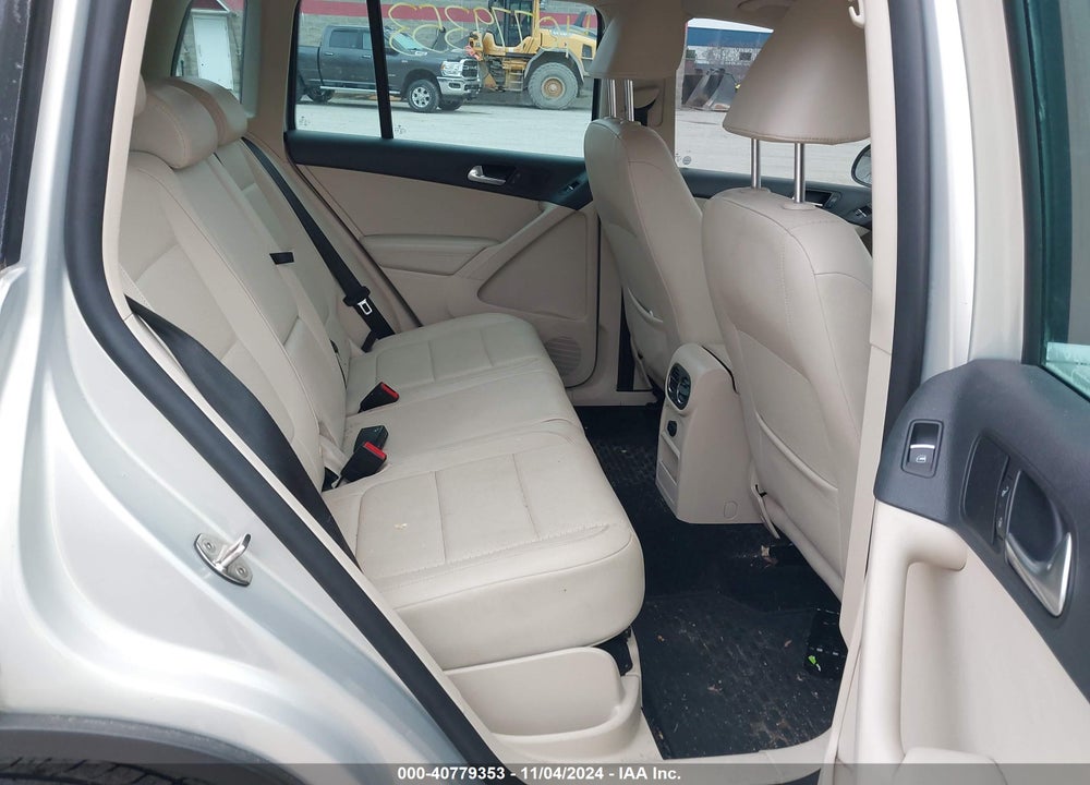 2011 VOLKSWAGEN TIGUAN SE VIN: WVGBV7AX5BW552927