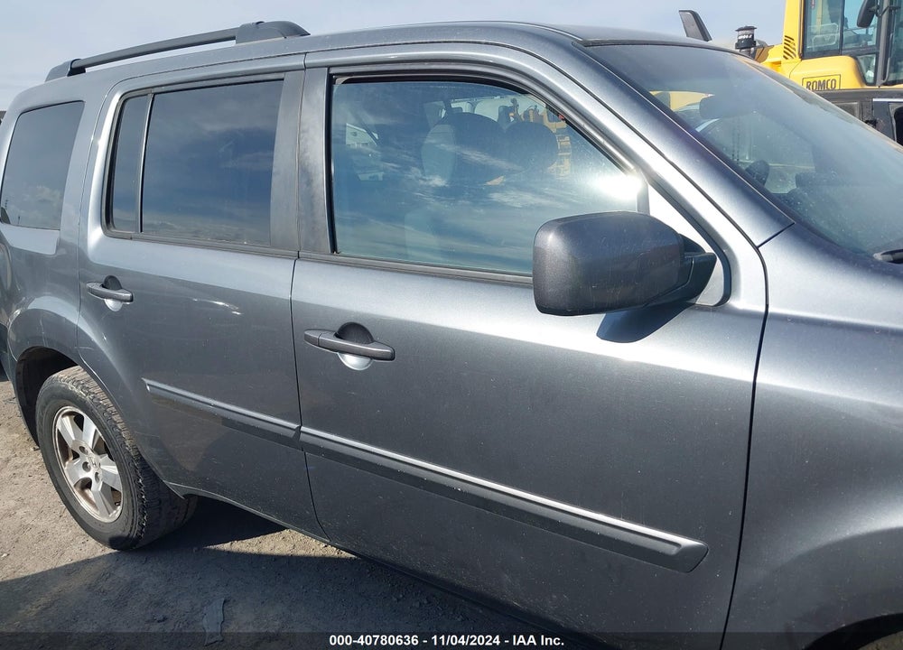 2011 HONDA PILOT EX VIN: 5FNYF4H4XBB093999