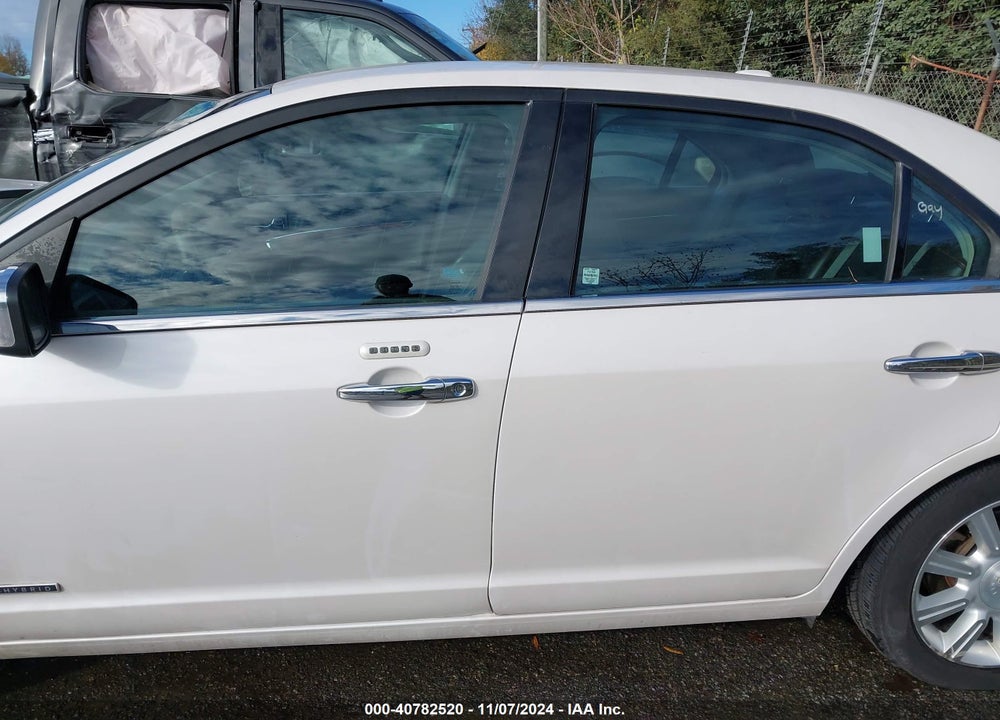 2011 LINCOLN MKZ HYBRID VIN: 3LNDL2L32BR756888