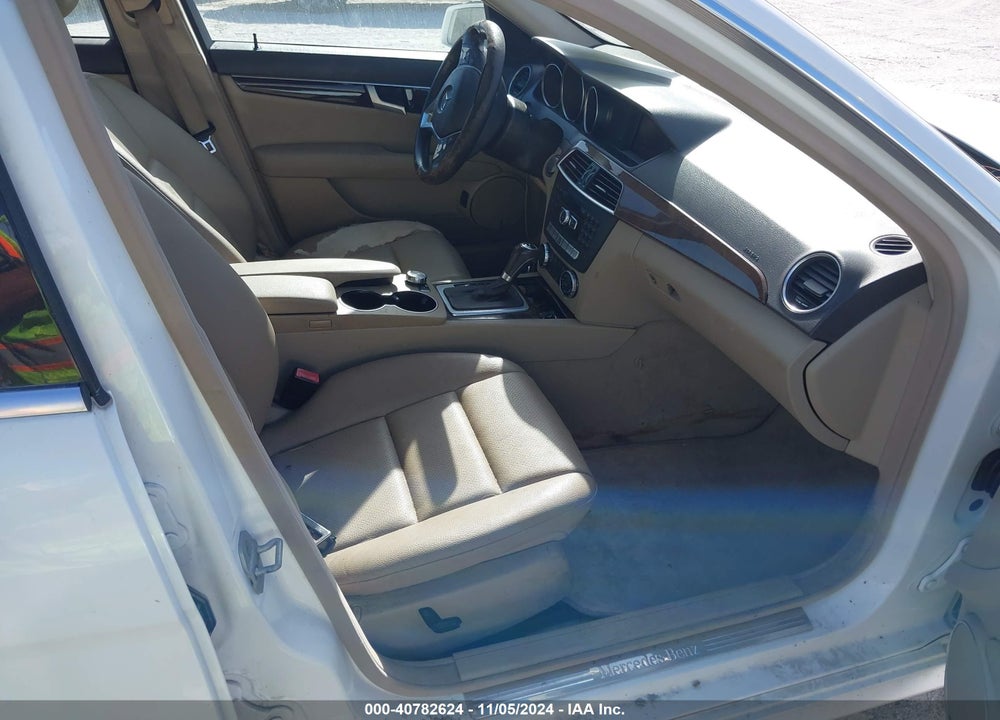 2014 MERCEDES-BENZ C 250 LUXURY/SPORT VIN: WDDGF4HB3EA966960
