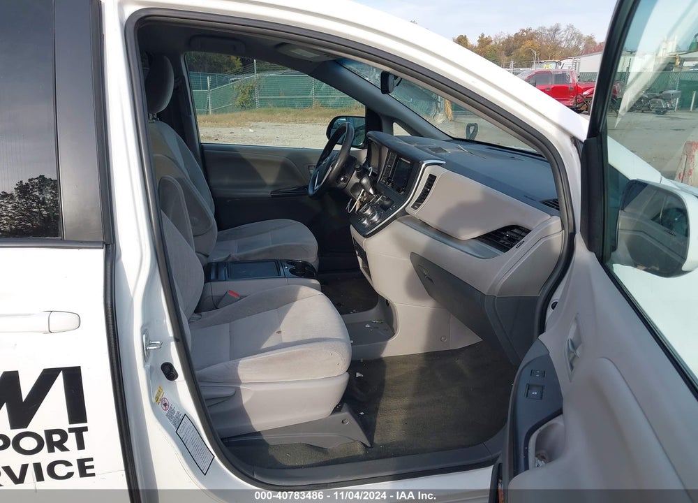 2017 TOYOTA SIENNA LE 8 PASSENGER VIN: 5TDKZ3DC1HS834128