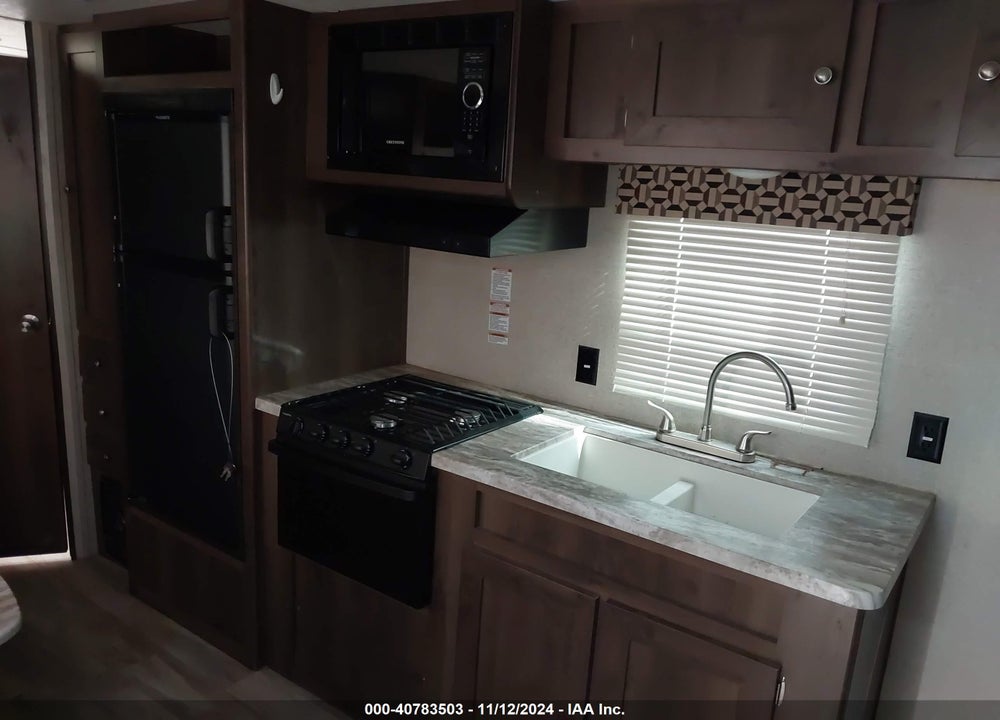 2018 FORE WILDWOOD VIN: 5ZT2SSRB4JE011458